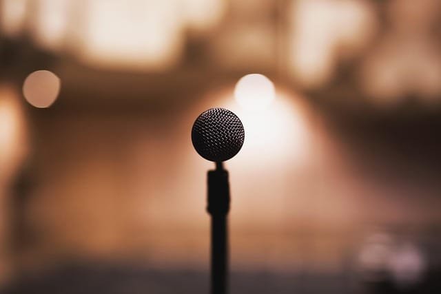 Mengungkap Manfaat Public Speaking dalam Meningkatkan Kepercayaan Diri dan Peluang Karier - Wordsmith Group