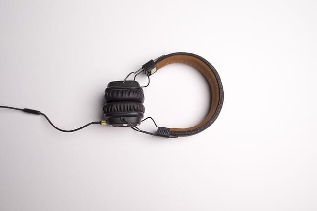 Apa Itu Voice Over dan Bedanya Dengan Dubbing - Wordsmith Group