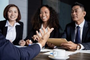 communicating-businesspeople-meeting